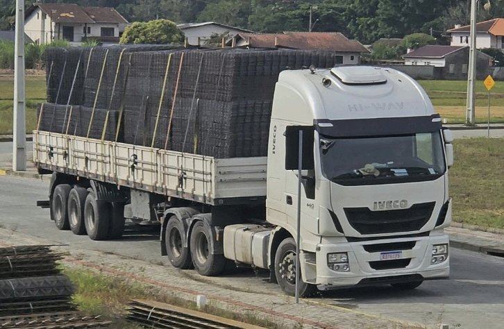 Caminhão carregado de malha saindo da fábrica
